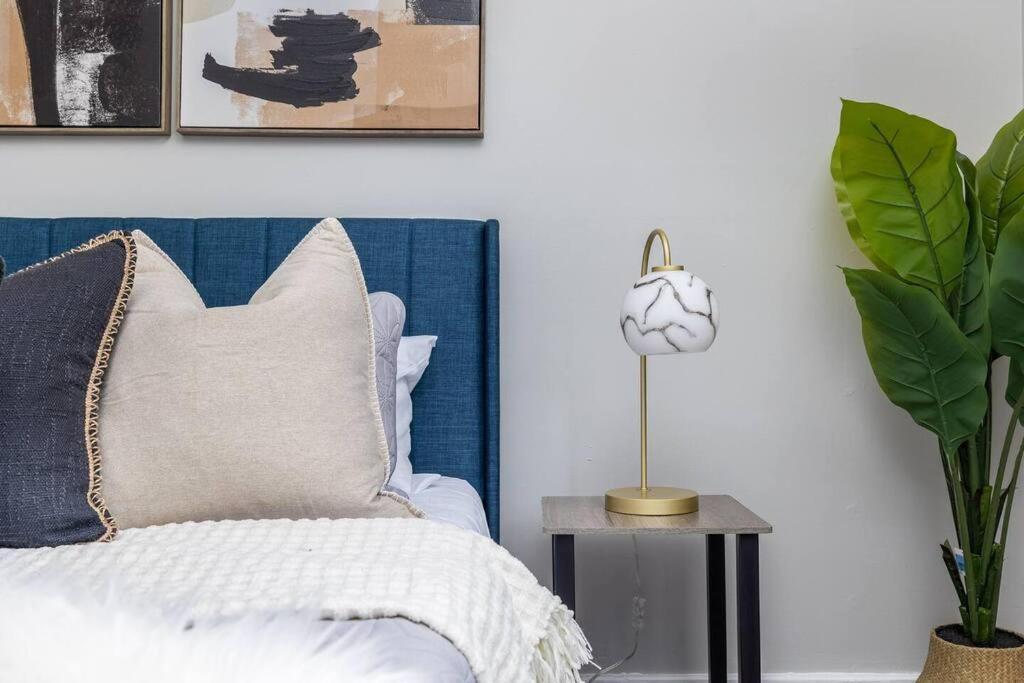 Queen Bed In Apartment *