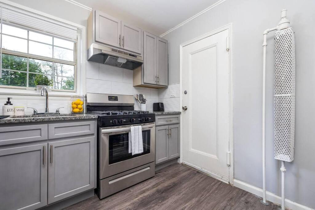 Queen Bed In Apartment West Hartford