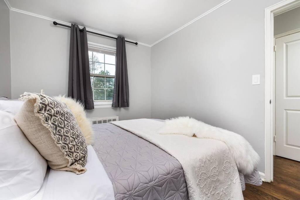 Queen Bed In Apartment West Hartford