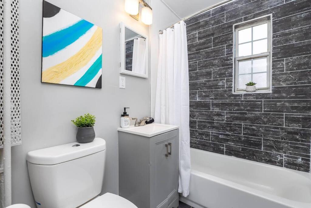 Queen Bed In Apartment West Hartford