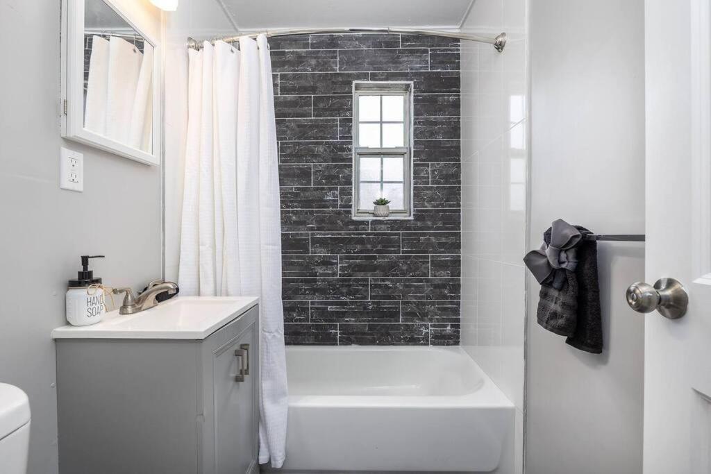 Queen Bed In Apartment West Hartford